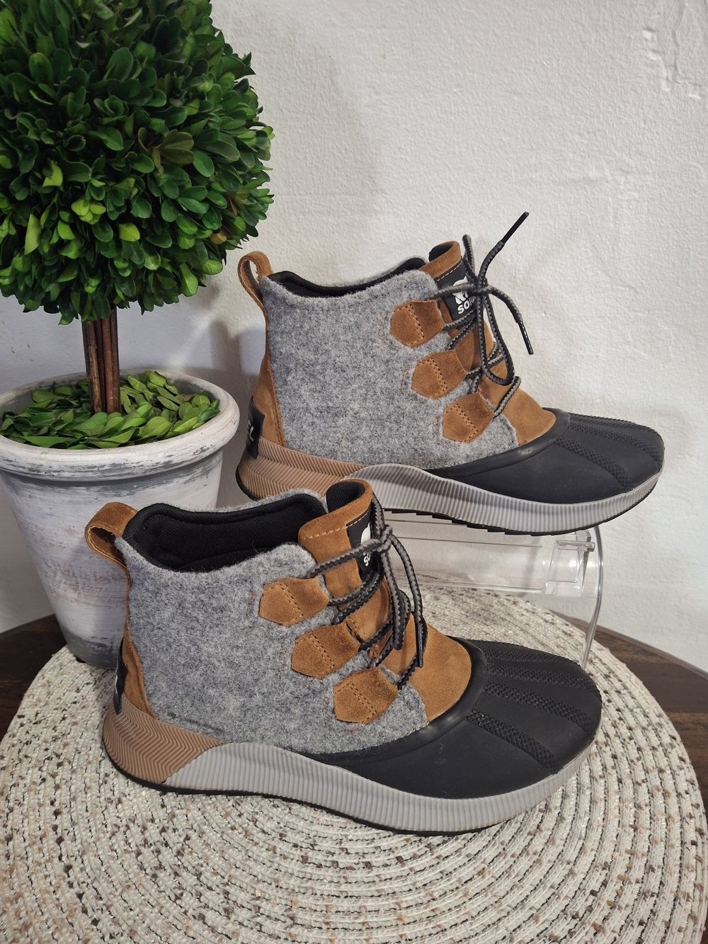 Sorel Grey and Brown Out N About Waterproof Lace-Up Winter Boots Size 7.5.